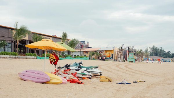 Camping en Normandie: Faire du yoga au bord de la mer